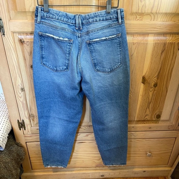 Good American Good Mom Jeans in Blue586 - Picture 4 of 10